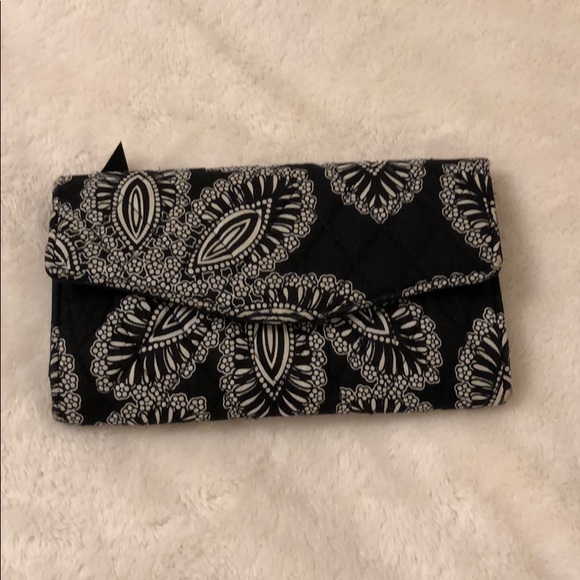 Vera Bradley Handbags - Vera Bradley Blanco Bouquet Wallet